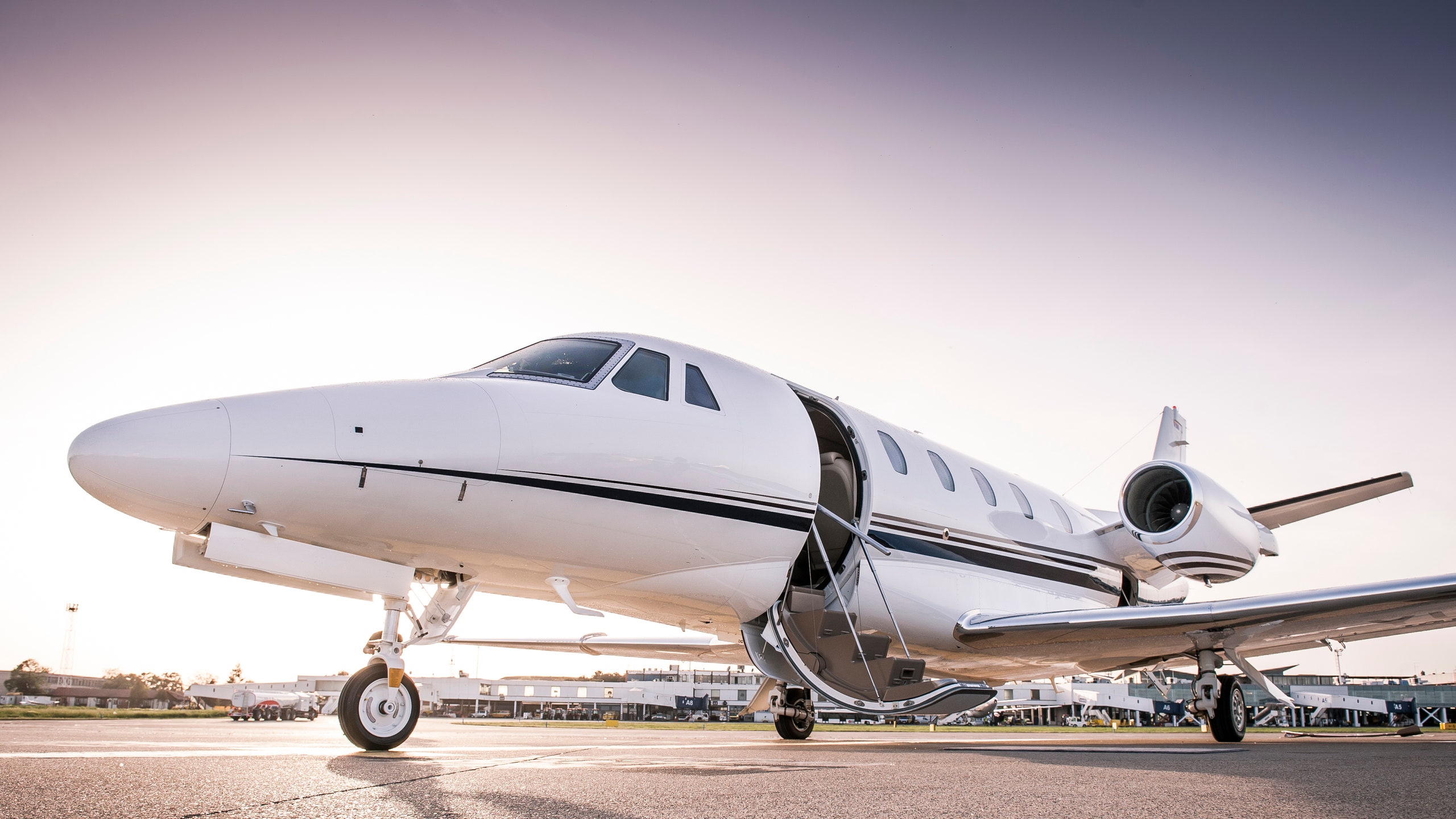 private-jet-tarmac-GettyImages-523476302.jpg